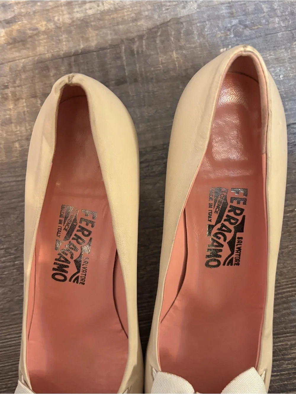 Vintage Salvatore Ferragamo Vara Bow Pumps Ivory Leather Heel Women’s Size 8 2A